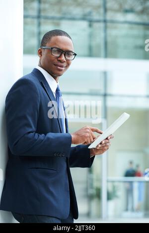 Porträt eines lächelnden Unternehmers mit Tablet-Computer Stockfoto