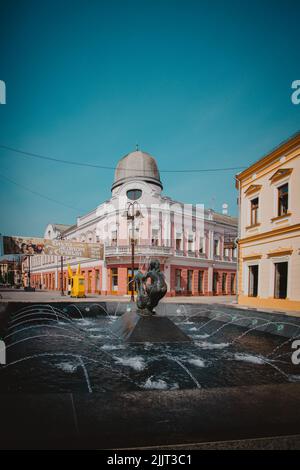 Eine vertikale Aufnahme des Jungbrunnens in Brcko, Bosnien und Herzegowina. Stockfoto