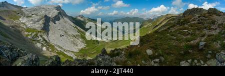 Panorama mit Aussicht vom Gafierjoch in den Rhätikon, mit den Bergen im Grenzgebiet zwischen Schweiz und Österreich. Alpwiesen und stile Bergflanken Stockfoto