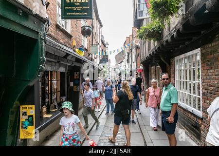 City of York The Shambles historische Straße in der Stadt mischen sich Touristen zwischen malerischen Geschäften in den engen Straßen, York, North Yorkshire, England, Großbritannien Stockfoto