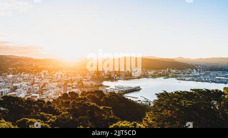 Eine malerische Luftaufnahme der Architektur von Wellington, Neuseeland während des Sonnenuntergangs Stockfoto