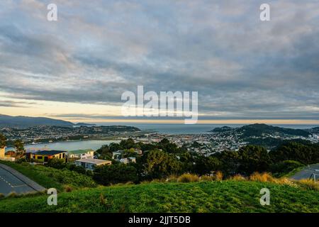 Eine malerische Luftaufnahme der Architektur von Wellington, Neuseeland während des Sonnenuntergangs Stockfoto