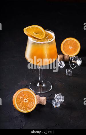 Mimosa Cocktail in einem Sektglas mit Orangensaft und Sekt dekoriert mit Lavendelblättern und Orangenscheiben. Mit Kopierraum. Selektiv Stockfoto