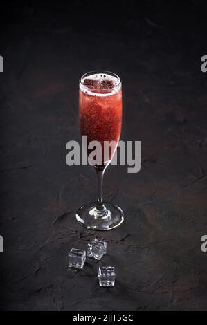 Cocktail Mimosa Champagner mit Eis in Gläsern auf dunklem Hintergrund. Speicherplatz kopieren. Stockfoto