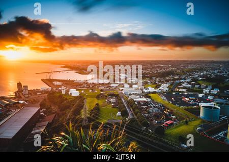 Eine malerische Aussicht auf den Paritutu Rock New Plymouth in Neuseeland Stockfoto