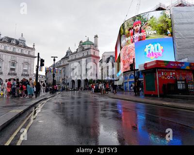 London, Greater London, England, 30 2022. Juni: Piccadilly Circus nach dem Regen. Stockfoto