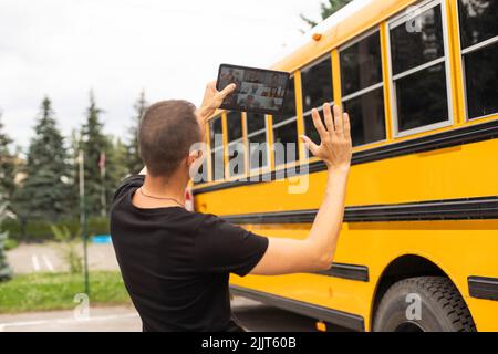 Engagierter Online-Lehrer, der Webinar hält, die Lektion erklärt, am Computer spricht, eine Lernkonferenz hält. Blogger, der Video aufzeichnet, chattet mit Stockfoto