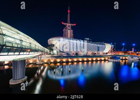 Das beleuchtete Klimahaus Bremerhaven am Abend in Havenwelten, Bremerhaven, Deutschland Stockfoto