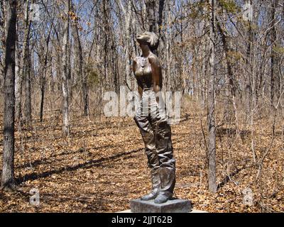 Eine Frauenstatue im Overland Park Arboretum, USA Stockfoto