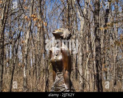 Eine Bronzeskulptur einer Frau im Overland Park Arboretum, USA Stockfoto