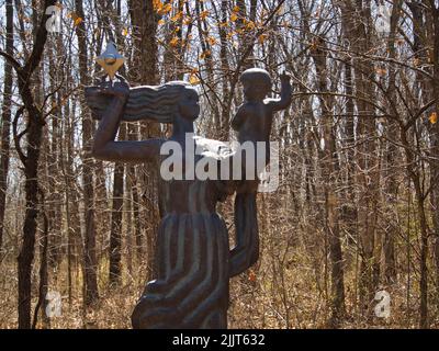 Eine Bronzeskulptur einer Frau und ihres Babys im Overland Park, USA Stockfoto