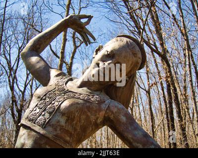 Nahaufnahme einer Frauenstatue im Overland Park Arboretum, USA Stockfoto