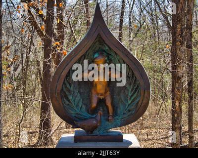 Eine Bronzeskulptur mit einem Baby im Overland Park Arboretum, Kansas, USA Stockfoto