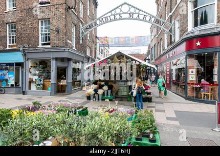 Das Shambles Marktgebiet im Stadtzentrum von York mit Markthändlern, die Waren verkaufen, York, England, Großbritannien im Sommer 2022 Stockfoto