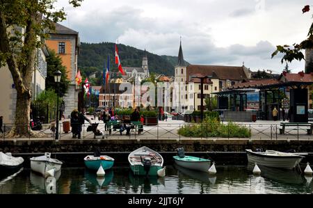 Eine schöne Landschaft der Stadt Annecy in Frankreich mit Booten, die am See festgemacht sind Stockfoto