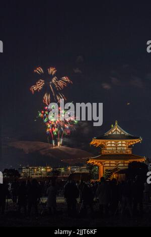 Eine vertikale Aufnahme des Neujahrsfeuerwerks über dem Berg Wakakusa in der Nacht Stockfoto