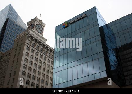Eine vertikale Aufnahme des Microsoft-Bürogebäudes gegen den bewölkten Himmel tagsüber in der Innenstadt von Vancouver, British Columbia, Kanada Stockfoto