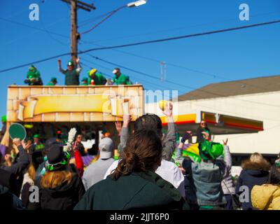 Eine Menschenmenge sieht bei der Irish Channel St. Patrick's Day Parade in New Orleans, USA, schweben Stockfoto