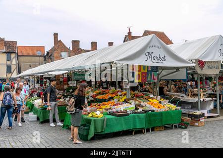 Das Shambles Marktgebiet im Stadtzentrum von York mit Markthändlern, die Waren verkaufen, York, England, Großbritannien im Sommer 2022 Stockfoto