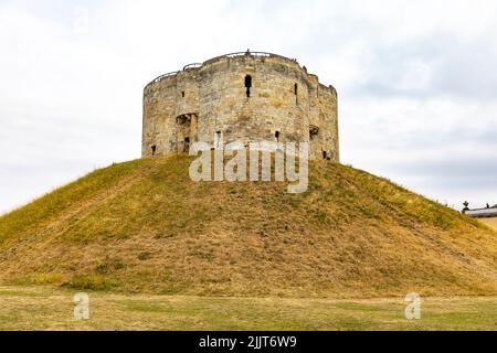 Historischer mittelalterlicher Turm von Clifford im Stadtzentrum von York, North Yorkshire, England, Großbritannien Stockfoto