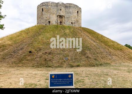 Historischer mittelalterlicher Turm von Clifford im Stadtzentrum von York, North Yorkshire, England, Großbritannien Stockfoto