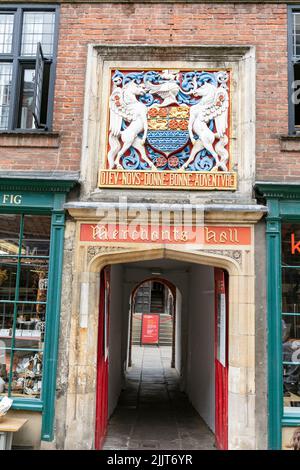 York City Fossgate und Eingang zur Merchants Adventurers Hall, mittelalterliche York City Centre, England, UK Sommer 2022 mit Wappen und Gasse Stockfoto