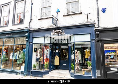 Seltsame Fish and White Stuff Bekleidungsgeschäfte in Stonegate Street, City of York, Yorkshire, England, Großbritannien. Britische Bekleidungsgeschäfte, 2022 Stockfoto