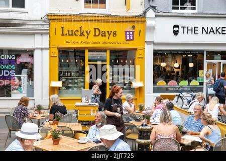 City of York, Lucky Days Café und Restaurant, das Kunden an einem heißen Sommertag im Jahr 2022 mit Mittagessen und Kaffee serviert, Yorkshire, England, Großbritannien Stockfoto