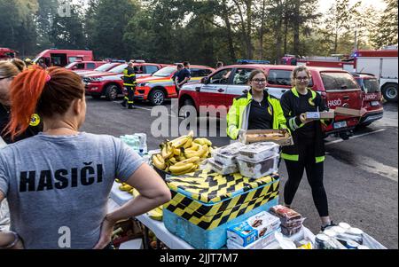 Hrensko, Tschechische Republik. 27.. Juli 2022. Nahrung für Feuerwehrleute auf dem Gelände bei Mezna im Nationalpark Ceske Svycarsko (Tschechische Schweiz), Tschechische Republik, 27. Juli 2022. Das Feuer im Nationalpark hat sich bereits zum vierten Tag in Folge ausgebreitet. Kredit: Vojtech Hajek/CTK Foto/Alamy Live Nachrichten Stockfoto