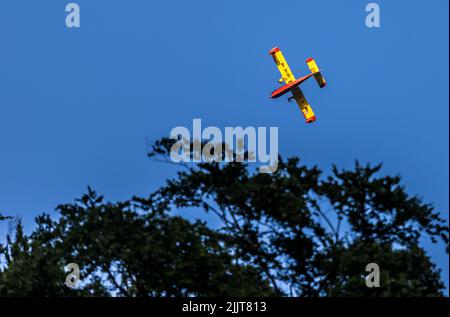 Hrensko, Tschechische Republik. 27.. Juli 2022. Das italienische Feuerwehrflugzeug Canadair CL-415 fliegt über das Gebiet des Nationalparks Ceske Svycarsko in der Nähe von Hrensko, Tschechische Republik, 27. Juli 2022. Das Feuer im Nationalpark hat sich bereits zum vierten Tag in Folge ausgebreitet. Kredit: Vojtech Hajek/CTK Foto/Alamy Live Nachrichten Stockfoto