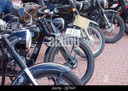 Lublin, Polen. 24. Juli 2022. Alte Motorräder auf Oldtimer Motorshow geparkt Stockfoto
