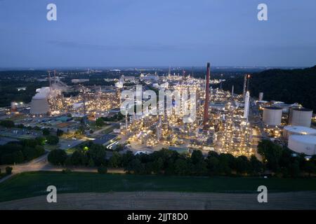 Gelsenkirchen, Deutschland. 27.. Juli 2022. In den Abendstunden leuchten die BP-Raffinerieanlagen in Gelsenkirchen Horst und Scholven. Quelle: Henning Kaiser/dpa/Alamy Live News Stockfoto