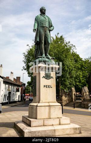 Statue von Sir Robert Peel, dem ehemaligen britischen Premierminister und Gründer der Polizei, in Bury Greater Manchester, seiner Heimatstadt, England, Großbritannien Stockfoto