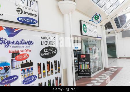 Vape- und Vaping-Shop in Bury Manchester, Verkauf von Vape-Flüssigkeiten und elektronischen Zigaretten, England, Großbritannien Stockfoto