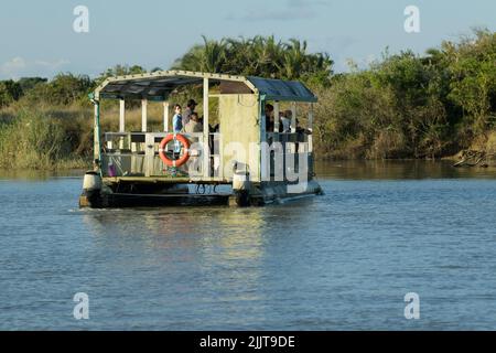 Menschen auf Safari-Aktivitäten, Urlaubsziel, Isimangaliso Feuchtgebiet Park, St. Lucia, Südafrika, Bootstour Urlaubsaktivität, Attraktion Stockfoto