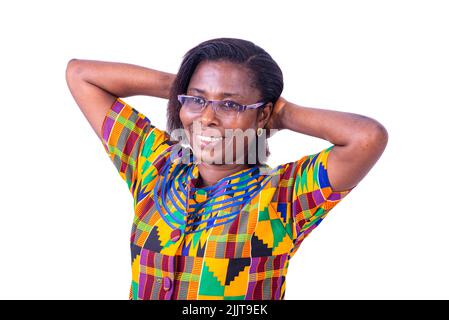Schöne, glückliche Erwachsene Frau, die eine Brille trägt, sich entspannt und dehnt, Arme und Hände hinter Kopf und Hals lächeln glücklich. Stockfoto
