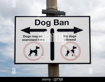 Ein Schild, das die Bereiche des Strandes, in denen Hunde ausgeübt werden können, bezeichnet, Seaton Carew, Hartlepool, England, Großbritannien Stockfoto