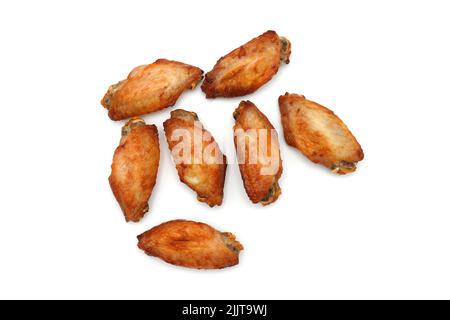 Eine Nahaufnahme von gebratenen Hähnchenflügeln auf weißem Hintergrund Stockfoto