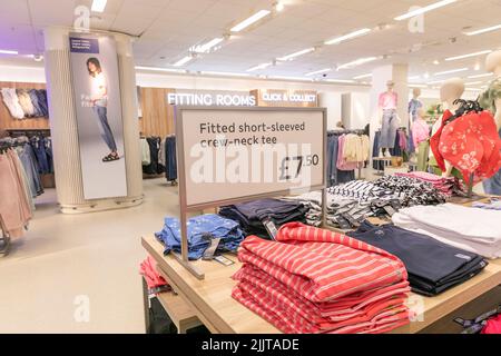 Marks and Spencer Store interior, Damenbekleidungsbereich, ausgestattete Kurzarm-T-Shirts mit Rundhalsausschnitt zum Verkauf, Manchester, England, Großbritannien Stockfoto