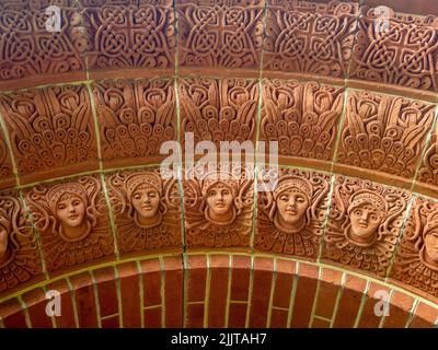 Architektonische Details im Arts and Crafts-Stil, der Watts Chapel, Compton, in der Nähe von Guildford, Surrey, Großbritannien Stockfoto