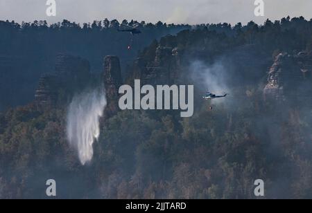 Hrensko, Tschechische Republik. 27.. Juli 2022. Ein großer Waldbrand im Nationalpark Ceske Svycarsko, Tschechische Schweiz, in der Nähe von Hrensko, Tschechische Republik, 27. Juli 2022. Das Feuer im Nationalpark hat sich bereits zum vierten Tag in Folge ausgebreitet. Kredit: Vojtech Hajek/CTK Foto/Alamy Live Nachrichten Stockfoto