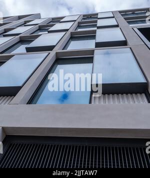 Nahaufnahme der Außenfassade von 50 Eastbourne Terrace, einem neuen Geschäftsgebäude mit gemischter Nutzung gegenüber der Paddington Station, London, Großbritannien. Stockfoto