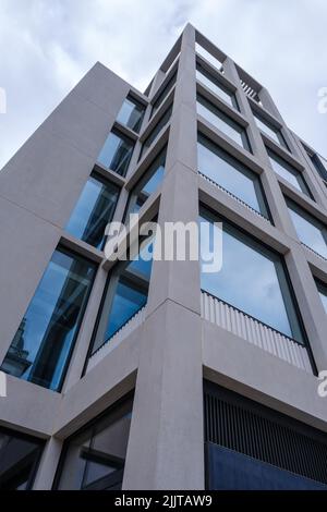 Außenansicht von 50 Eastbourne Terrace, einem neuen Geschäftsgebäude mit gemischter Nutzung gegenüber der Paddington Station, London, Großbritannien. Stockfoto