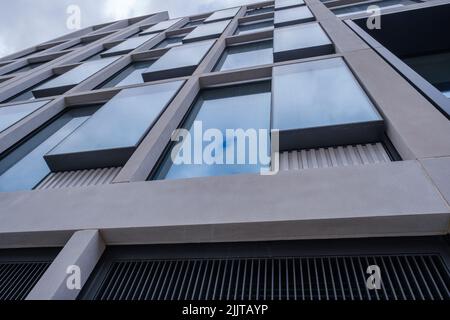 Nahaufnahme der Außenfassade von 50 Eastbourne Terrace, einem neuen Geschäftsgebäude mit gemischter Nutzung gegenüber der Paddington Station, London, Großbritannien. Stockfoto