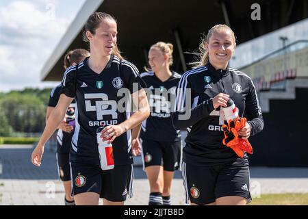 Rotterdam - (l-r) Juli Schneijderberg von Feyenoord Vrouwen 1, Jasmijn de Groot von Feyenoord Vrouwen 1 während des Trainings in Nieuw Varkenoord Stockfoto