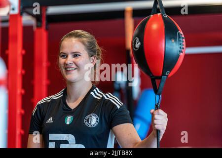 Rotterdam - (l-r) Isa Kagenaar von Feyenoord Vrouwen 1 während des Trainings in Nieuw Varkenoord am 25. Juli 2022 in Rotterdam, Niederlande. Stockfoto