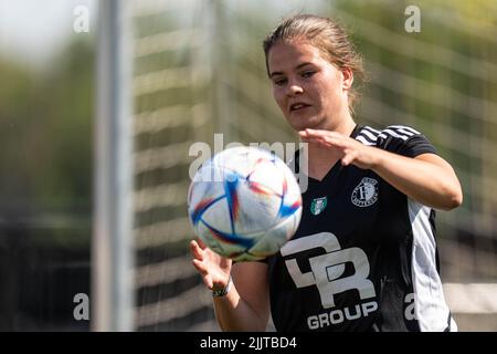 Rotterdam - (l-r) Isa Kagenaar von Feyenoord Vrouwen 1 während des Trainings in Nieuw Varkenoord am 25. Juli 2022 in Rotterdam, Niederlande. Stockfoto