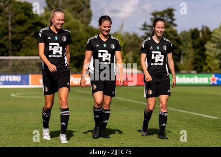 Rotterdam - (l-r) Robine de Ridder von Feyenoord Vrouwen 1, Isa Kagenaar von Feyenoord Vrouwen 1, Juli Schneijderberg von Feyenoord Vrouwen 1 während der Stockfoto