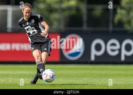 Rotterdam - (l-r) Juli Schneijderberg von Feyenoord Vrouwen 1 während des Trainings am 25. Juli 2022 in Rotterdam, dem Nether, in Nieuw Varkenoord Stockfoto