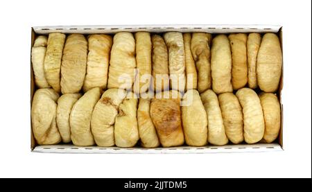 Getrocknete Feigen in einer Box isoliert auf weißem Hintergrund. Abgepackte getrocknete Feigen isoliert. Stockfoto